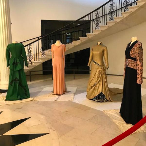 박물관의 주요 계단 앞에 배치 된 마네킹을 입은 다양한 색상과 스타일의 Marian Anderson 소유의 드레스 XNUMX 개.