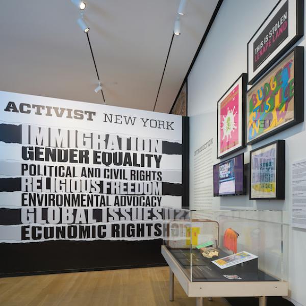 Vista da instalação da exposição "Activist New York" que mostra a tela de parede de abertura atual (2022).