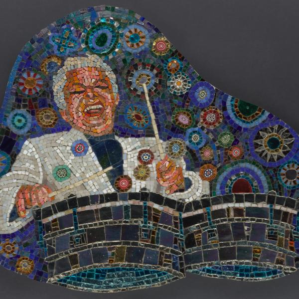 一幅马赛克图像的主角是著名音乐家蒂托·普恩特 (Tito Puente)，他面带灿烂的笑容，在充满五彩圆圈的蓝色背景下快乐地打鼓。