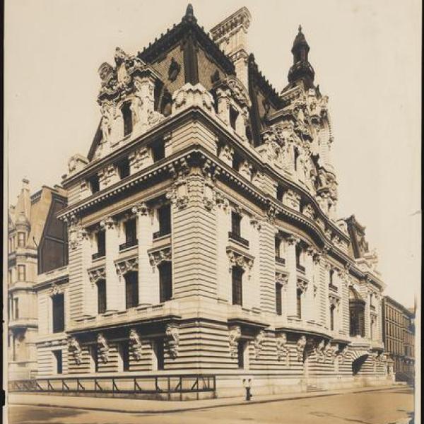 博物馆提供的伍兹兄弟在第五大街960号拍摄的克拉克参议员大厦的照片。
