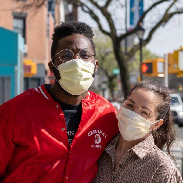 ブルックリンでフェイスマスクを着ているカップル。