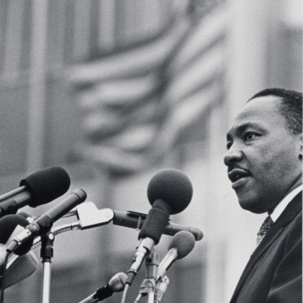 Uma foto do museu de Benedict J. Fernandez, do [Dr. Martin Luther King, Jr.] durante 15 de abril de 1967.