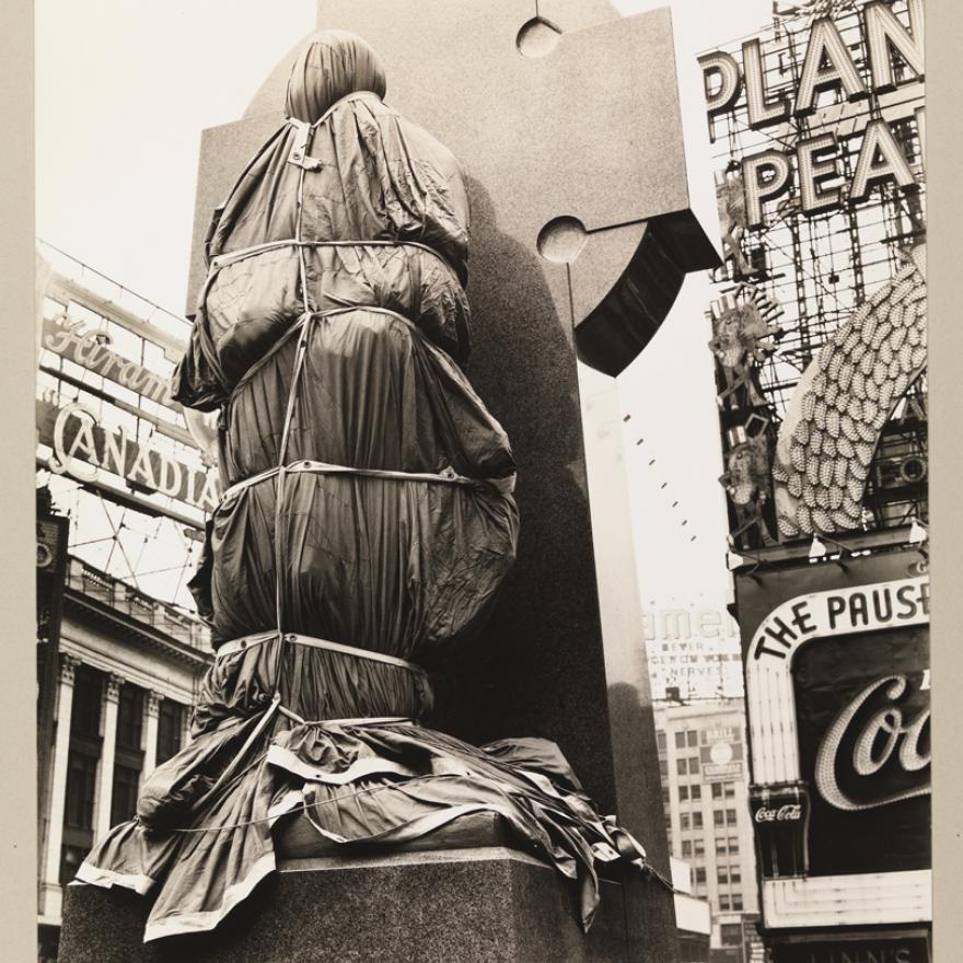 贝伦尼斯·阿伯特（1898-1991）。 达菲神父，时代广场，14年1937月40.140.77日。纽约市博物馆。 XNUMX