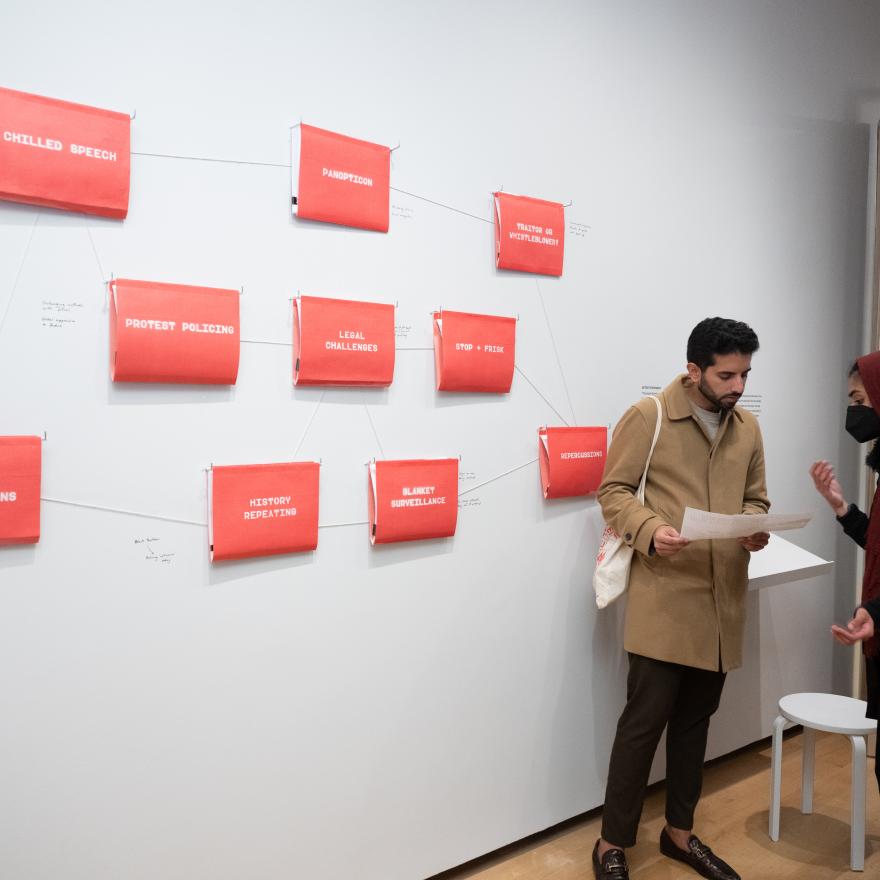 Os visitantes interagem com a instalação “Índice dos Desaparecidos” dos artistas Chitra Ganesh e Mariam Ghani.