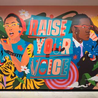 Photographie de l'installation immersive "Raise Your Voice", œuvre originale des militants et alliés Yuri Kochiyama et Malcolm X par l'artiste Amanda Phingbodhipakkiya.