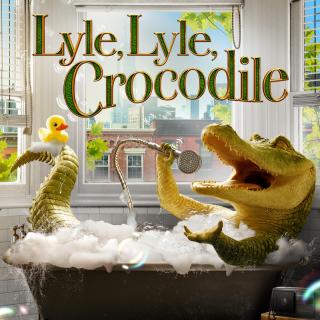 Um crocodilo em uma banheira borbulhante cantando em um chuveiro com um pato de borracha em sua cauda.