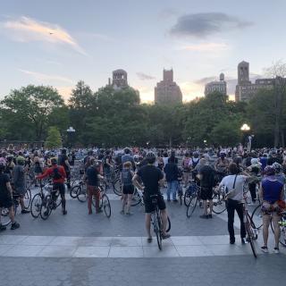Manifestantes em bicicletas se reúnem no Washington Square Park