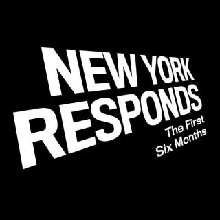 O título da exposição "Nova York responde: os primeiros seis meses" aparece em branco sobre um fundo preto.
