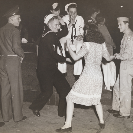 查尔斯·迪奇菲尔德（无日期）。 玛丽走了。 [在时代广场上跳舞的士兵和女孩。 1945年。纽约市博物馆。 X2010.11.4027