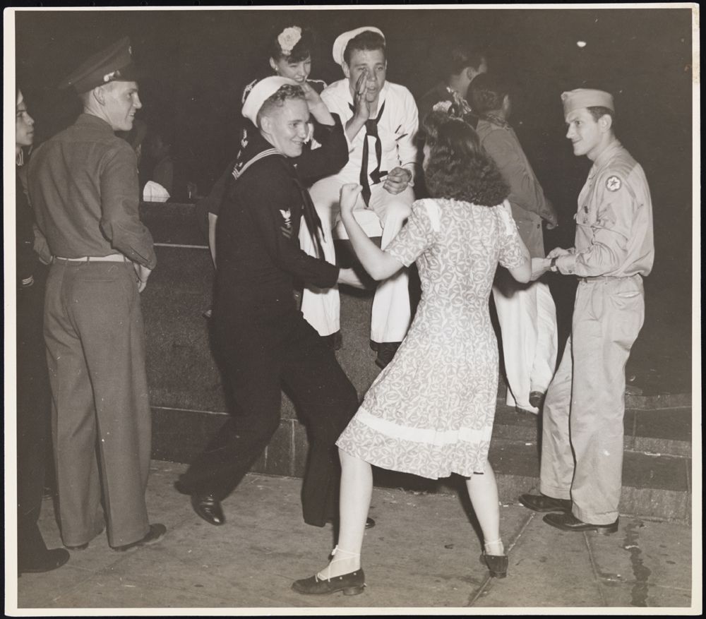 查尔斯·迪奇菲尔德（无日期）。 玛丽走了。 [在时代广场上跳舞的士兵和女孩。 1945年。纽约市博物馆。 X2010.11.4027