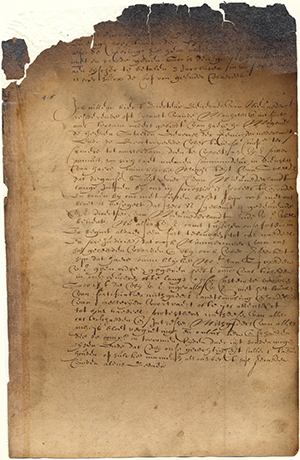 Un documento envejecido de color amarillo parduzco con marcas de quemaduras en las esquinas de los papeles y escrito en holandés.