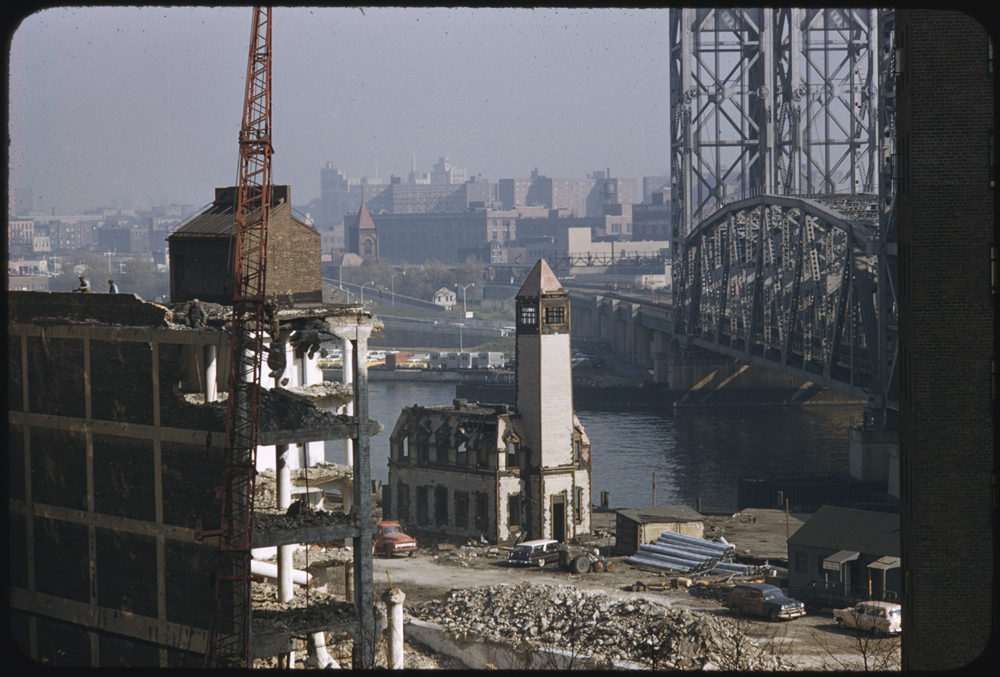 LOOK Magazine의 Arthur Rothstein (1915-1985) 및 Frank Bauman. 뉴욕 변경 : 1957 년 철거중인 건물과 소방서. 뉴욕시 박물관. X2011.4.7552-57.175