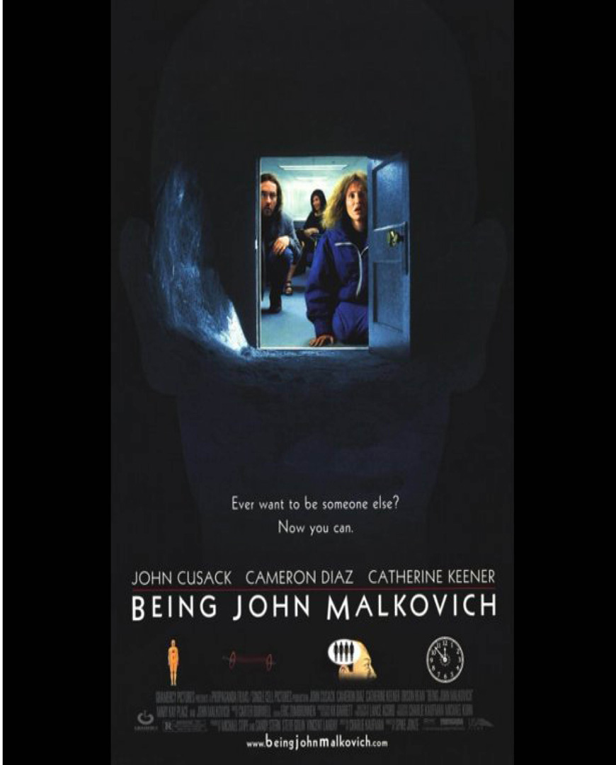 Être l'affiche du film John Malkovich. Il y a une petite porte bleue ouverte au milieu d'un fond noir. Il y a trois acteurs accroupis qui regardent par la porte. Il y a un texte sous la porte qui dit : « Tu as déjà voulu être quelqu'un d'autre ? Maintenant vous pouvez." Sous ce texte se trouvent les crédits à Being John Malkovich.