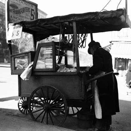 George Herlick, Federal Art Project (sd). Stand de hot-dogs, 1937. Musée de la ville de New York. 2003.25.80