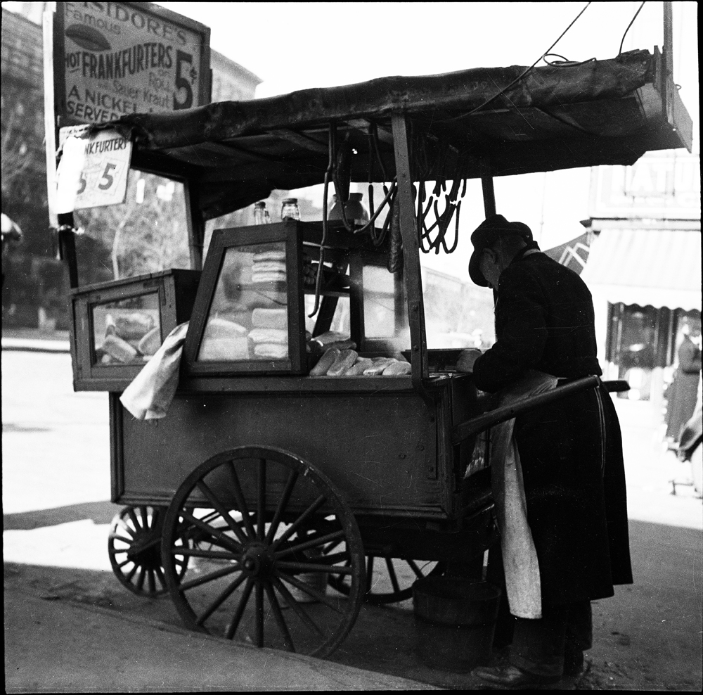 George Herlick, Federal Art Project (sd). Stand de hot-dogs, 1937. Musée de la ville de New York. 2003.25.80