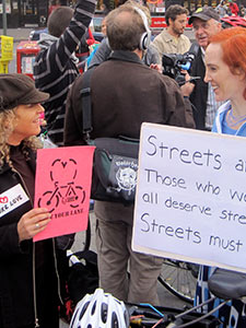Los opositores y simpatizantes del carril para bicicletas se reúnen en la protesta contra el carril para bicicletas en la calle 14