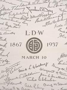 Bandeja de plata presentada a Lillian Wald, con firmas grabadas de activistas, filántropos y figuras públicas de Nueva York