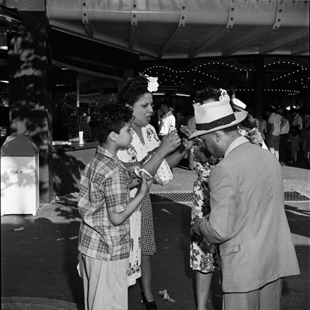 Stanley Kubrick、Look Magazine（1928 – 1999）。 パリセーズアミューズメントパーク[ホットドッグを食べる人々のグループ]、1946年。ニューヨーク市立博物館。 X2011.4.11294.386©SK Film Archivesおよびニューヨーク市立博物館の許可を得て使用した画像