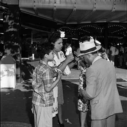 Stanley Kubrick, Look Magazine (1928 - 1999). Palisades Amusement Park [Grupo de pessoas comendo cachorro-quente], 1946. Museu da cidade de Nova York. X2011.4.11294.386 Imagem usada com permissão dos © SK Film Archives e do Museum of the City of New York