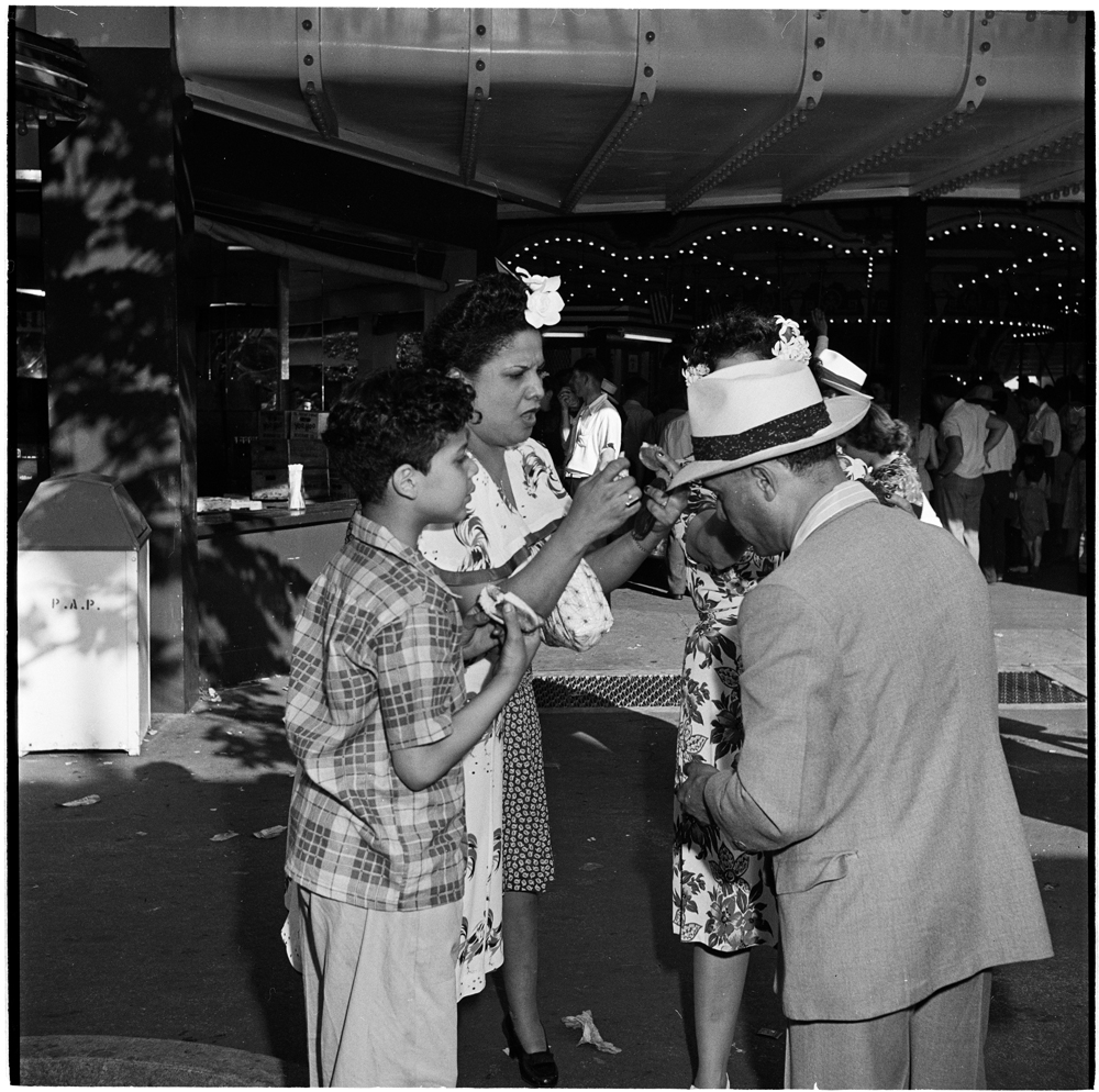 Stanley Kubrick、Look Magazine（1928 – 1999）。 パリセーズアミューズメントパーク[ホットドッグを食べる人々のグループ]、1946年。ニューヨーク市立博物館。 X2011.4.11294.386©SK Film Archivesおよびニューヨーク市立博物館の許可を得て使用した画像