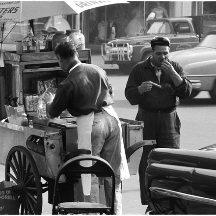 Arthur Rothstein, Look Magazine (1915-1985). Mudando Nova York [Homem comendo cachorro-quente], 1957. Museu da Cidade de Nova York. X2011.4.7552-57.146D