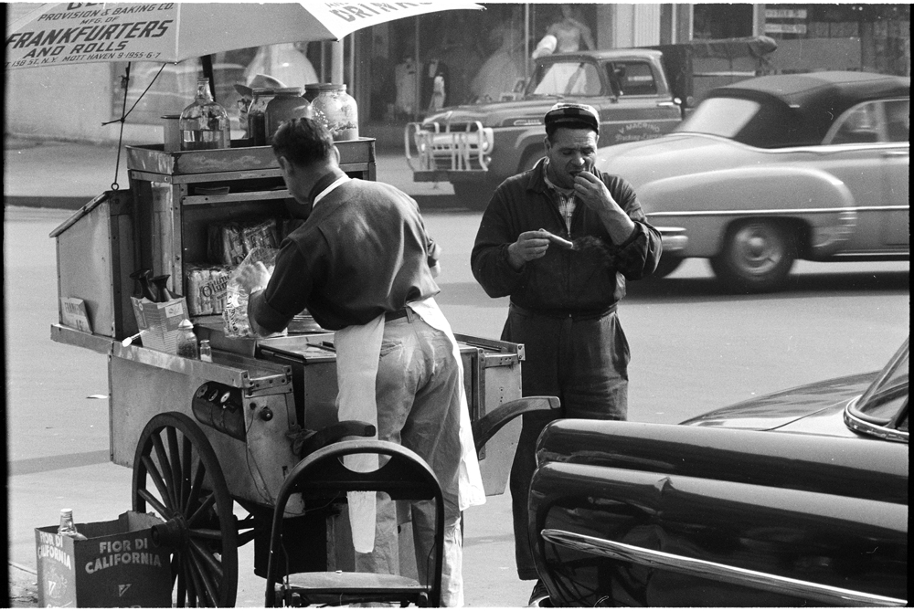 Arthur Rothstein, Look Magazine (1915-1985). Changer New York [Homme mangeant un hot-dog], 1957. Musée de la ville de New York. X2011.4.7552-57.146D