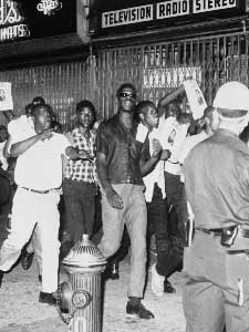 パウエル射殺事件で黒人暴徒がギリガン中尉の写真を掲げてハーレムの街を駆け抜けた