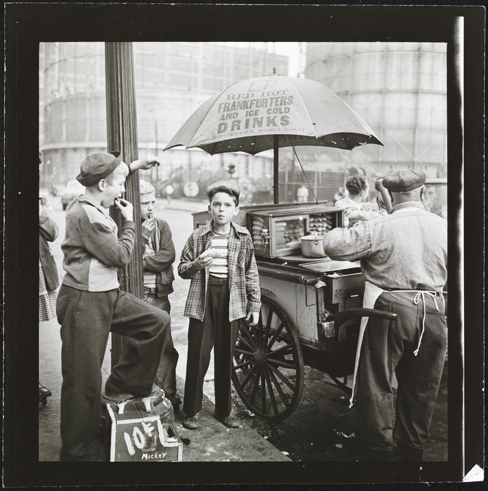 Stanley Kubrick, Look Magazine (1928 - 1999). Shoe Shine Boy [Mickey e outros meninos em um carrinho de cachorro-quente], 1947. Museu da cidade de Nova York. X2011.4.10368.124