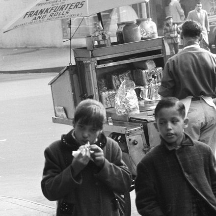 アーサー・ロススタイン、Look Magazine（1915-1985）。 ニューヨークの変化[ホットドッグを食べる少女]、1957年。ニューヨーク市立博物館。 X2011.4.7552-57.146C
