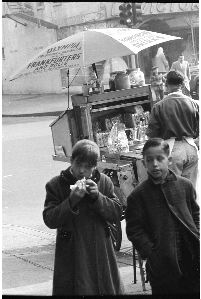 Arthur Rothstein, Look Magazine (1915-1985). Mudando Nova York [Garota comendo cachorro-quente], 1957. Museu da Cidade de Nova York. X2011.4.7552-57.146C