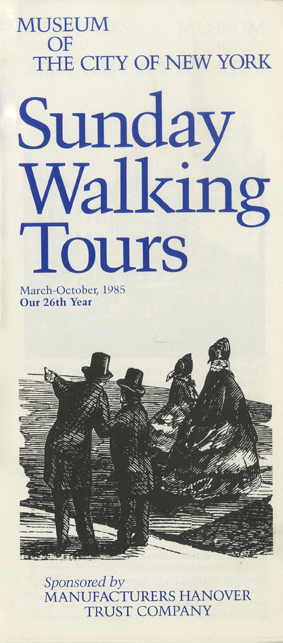 Capa do folheto para "Sunday Walking Tours" no Museu, escrita em letras azuis. A imagem abaixo mostra homens e mulheres em vestidos do século XIX.