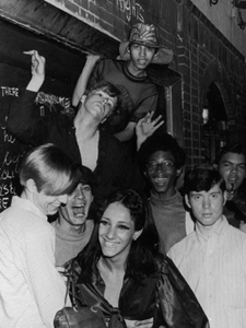 Multitud mixta fuera del Stonewall Inn
