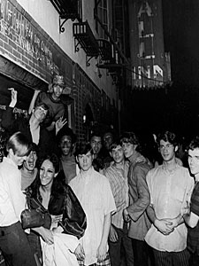 Multitud mixta fuera del Stonewall Inn