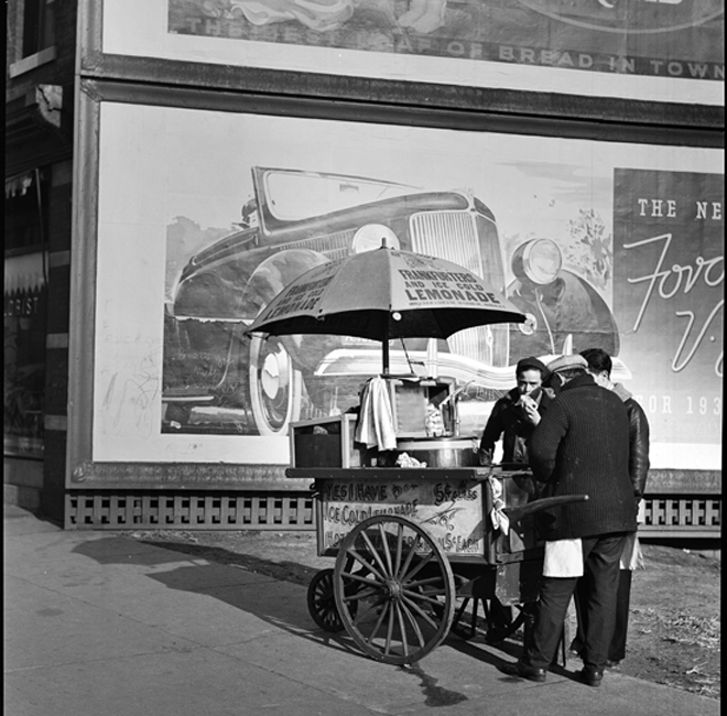 Wurt Bros. (1894-1979). [Stand de hot-dogs], ca. 1939. Musée de la ville de New York. X2010.7.1.17105