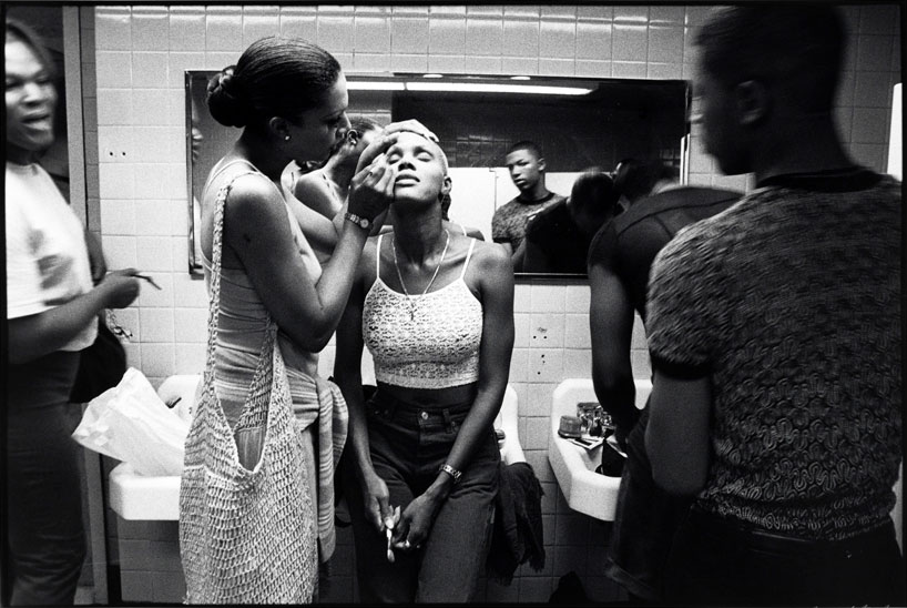Fotografia de Gerard H. Gaskin de participantes de baile que aplicam cosméticos no Marc Ballroom.