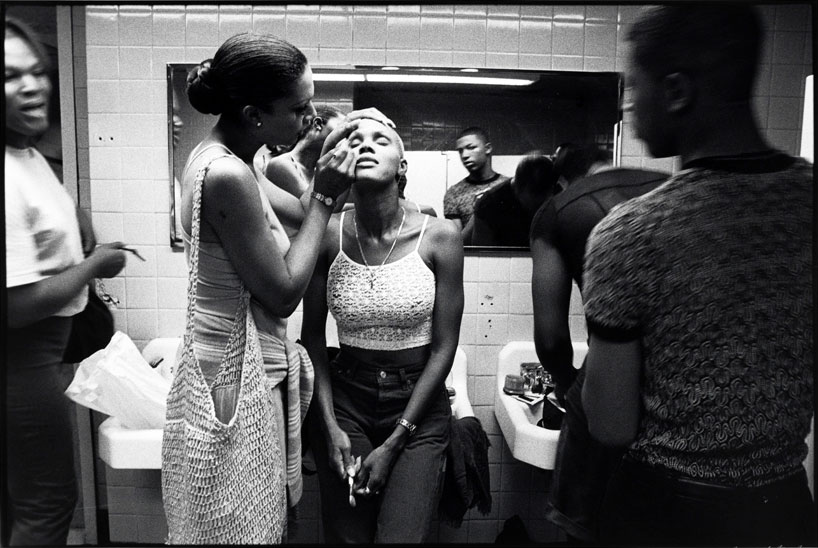 Photographie par Gerard H. Gaskin de participants au bal appliquant des cosmétiques au Marc Ballroom.