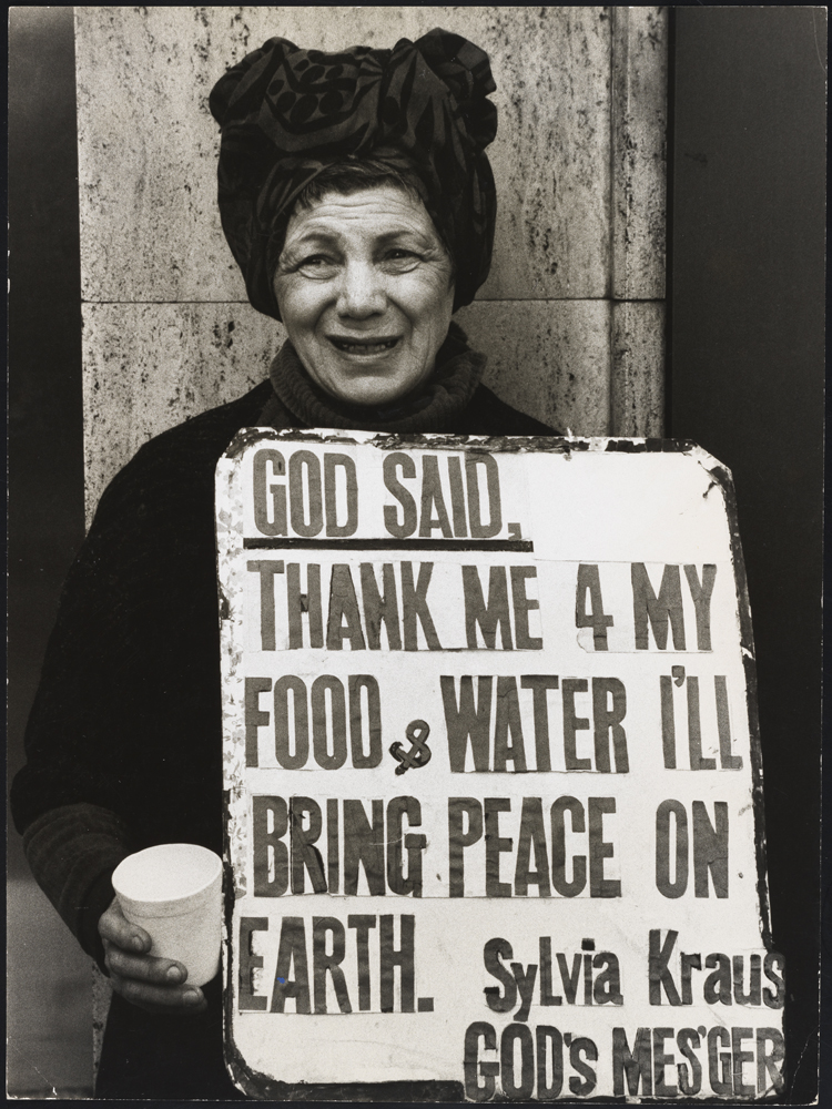 Erika Stone (n. 1924). Sylvia Kraus, Times Square, Nova York, 1960, ca. 1965. Museu da cidade de Nova York. 2012.3.25