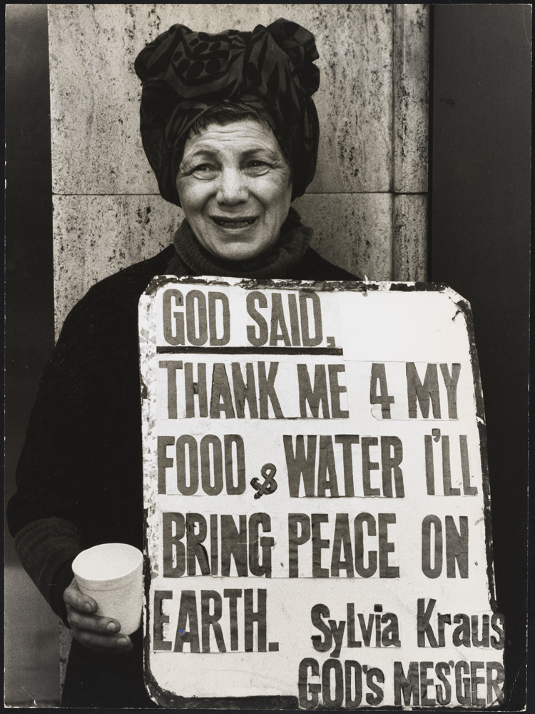 Erika Stone (née en 1924). Sylvia Kraus, Times Square, NYC, 1960, ca. 1965. Musée de la ville de New York. 2012.3.25