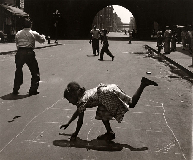 Fotografía de Walter Rosenblum de personas jugando a la rayuela en 105th Street, cerca de Park Avenue.