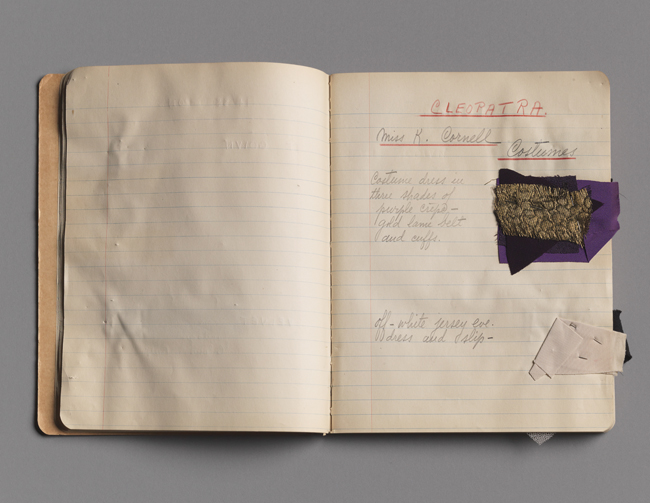 Un cahier ouvert à une page d'échantillons et de notes pour les conceptions de costumes.
