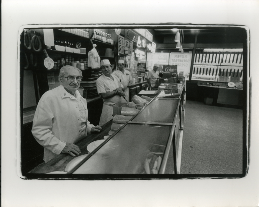 Empleados de Katz's Delicatessen detrás del mostrador.