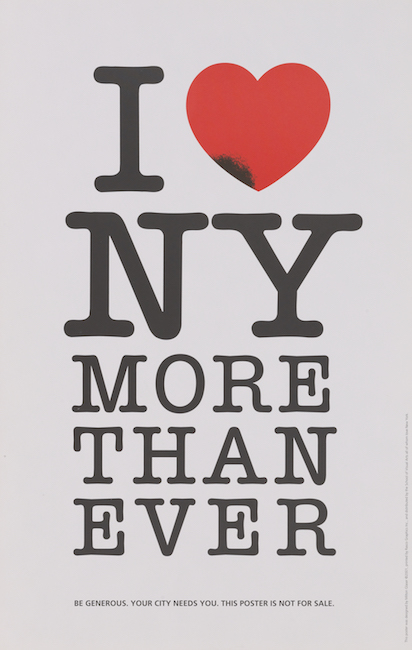 El texto en negro sobre fondo blanco dice "I [Heart] NY More Than Ever". El símbolo del corazón rojo brillante tiene un moretón negro a lo largo del borde inferior izquierdo.