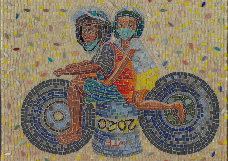 Une mosaïque colorée de deux personnages conduisant une moto et portant des masques chirurgicaux.