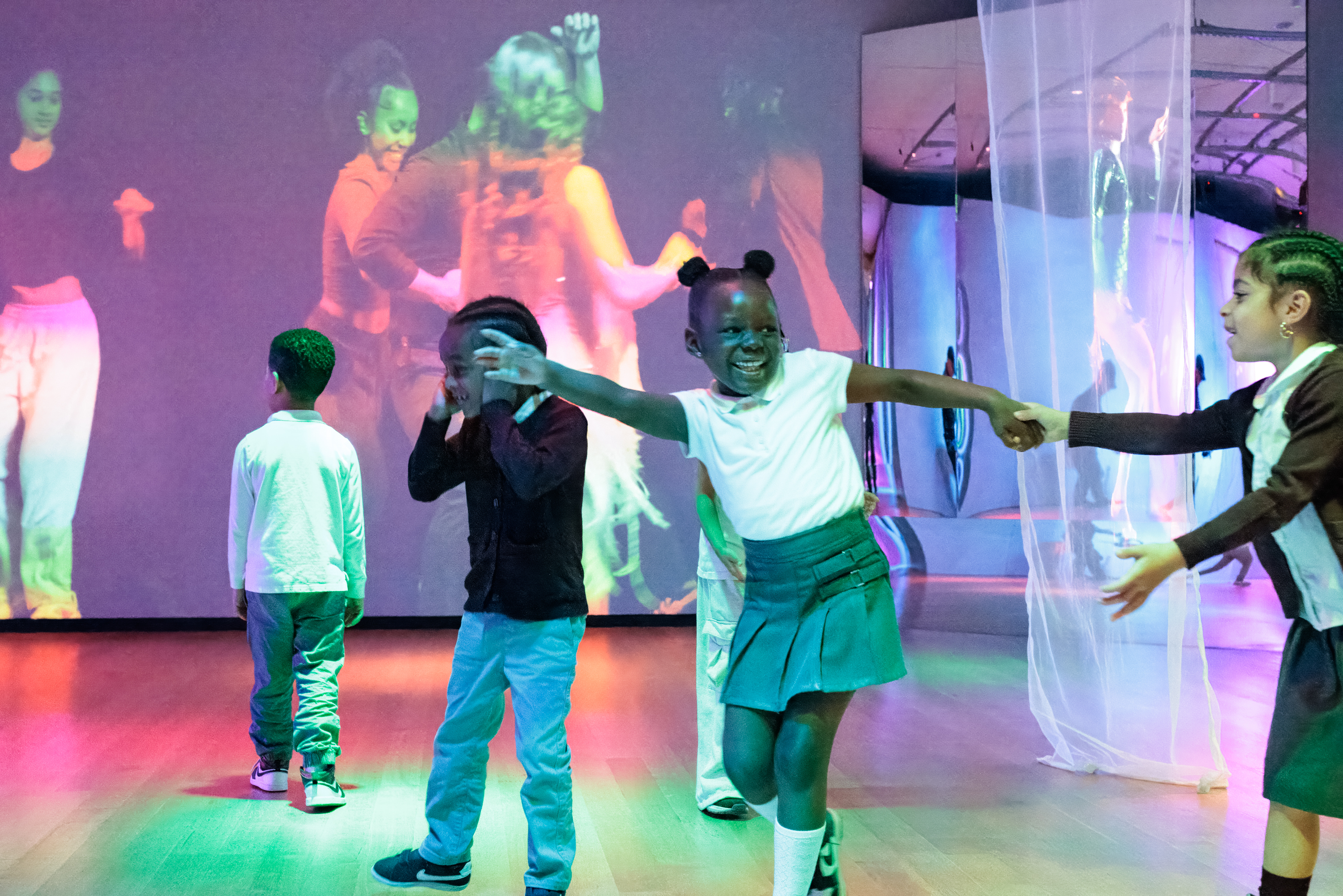 뉴욕시 박물관에서 춤추는 아이들 