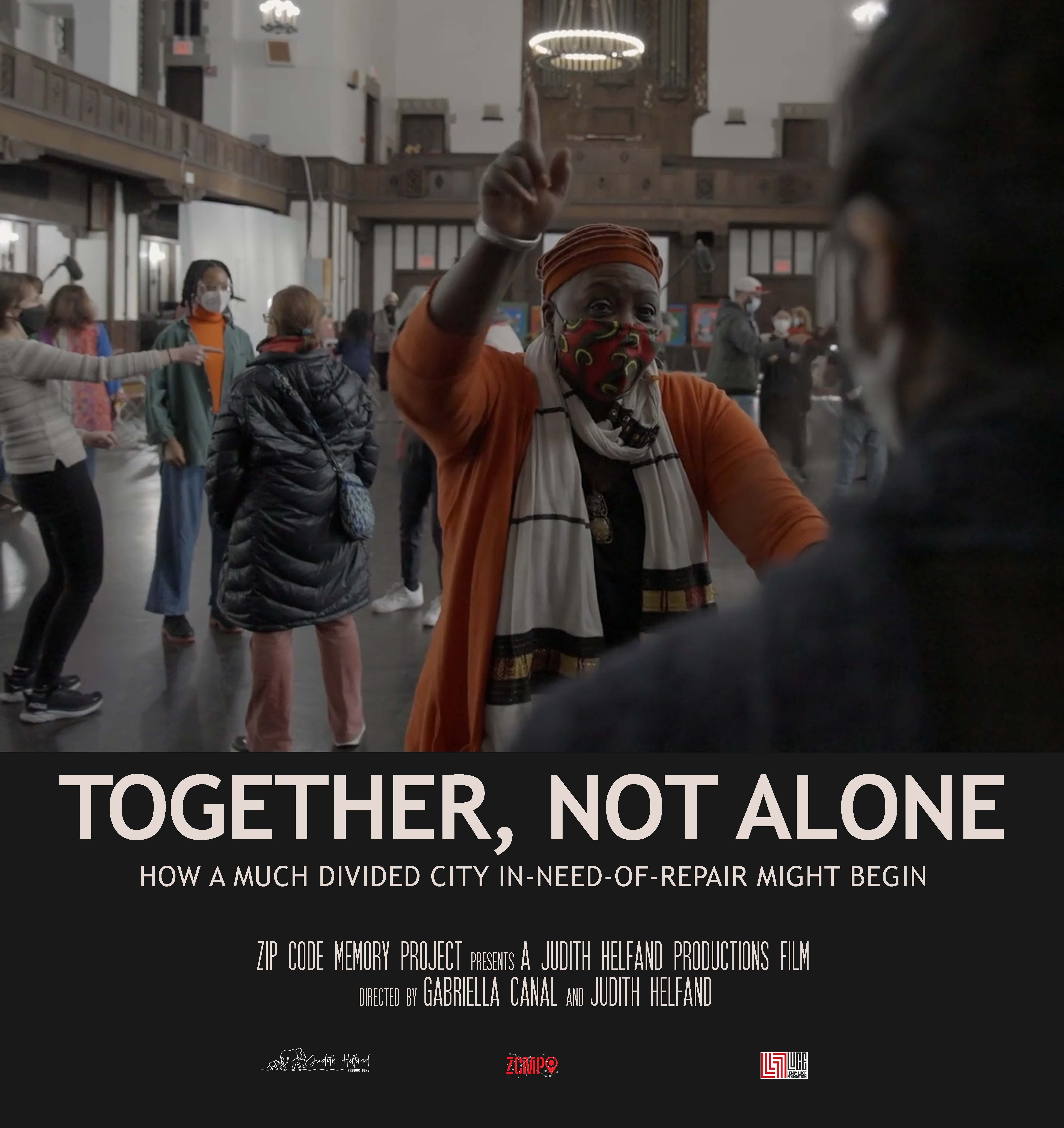 电影海报 Together, Not Alone 一位女士在满是人的房间里竖起一根手指。