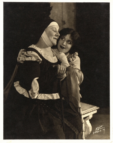 Estúdio branco. [Jessie Ralph como a enfermeira e Jane Cowl como Julieta.] 1923. Museu da cidade de Nova York. 27.75.4