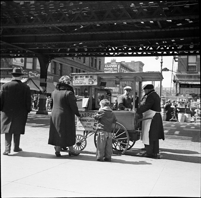 George Herlick, Federal Art Project (sd). Sabrette Frankfurters and Rolls, 1937. Musée de la ville de New York. 2003.25.76