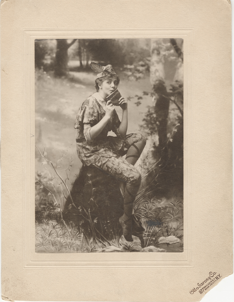 奥托·莎罗尼（Otto Sarony Co.）[毛德·亚当斯（Maude Adams，饰演Peter Pan）]，1905年。纽约市博物馆。 32.290.9