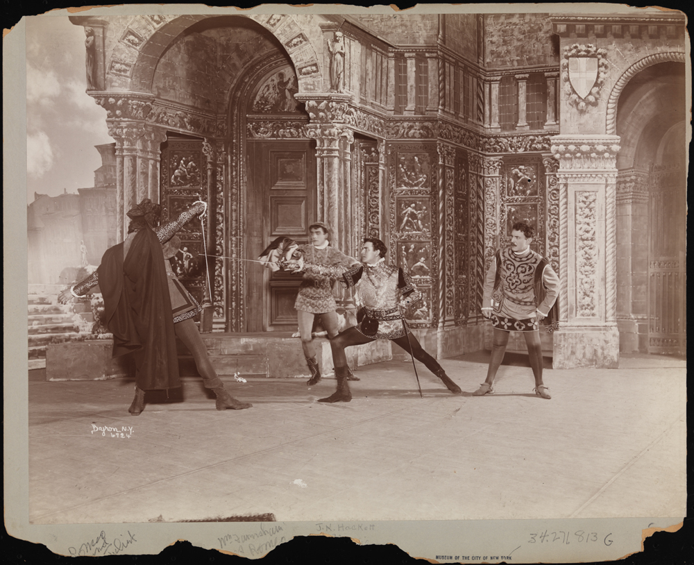 拜伦公司。 [詹姆士·哈克特（James K. Hackett），默克迪奥（Mercutio）与坎贝尔·戈兰（Campbell Gollan）的《蒂巴尔》（Tybalt）打架] 1899年。纽约市博物馆。 34.271.813克