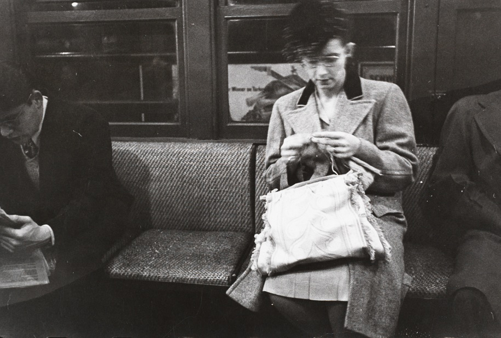 Stanley Kubrick. La vie et l'amour dans le métro de New York. Femme tricotant dans un métro. 1946. Musée de la ville de New York. X2011.4.11107.16